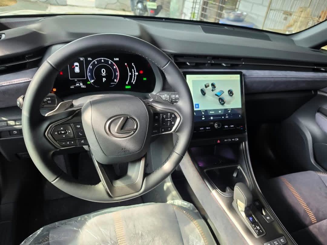 Lexus LBX Lbx Auto (Category: Used Cars) located in Taguig. Submitted by josh_jazz (Listing ID 1465993214, Image 3). Description: Brand new.. fresh nilabas lang ng casa.. 10kms lang tinakbo .