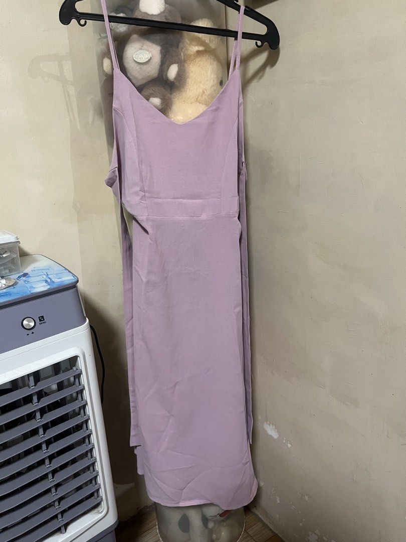 Light pink midi dress (Category: Dresses) located in Pasig City. Submitted by ellabusy (Listing ID 1466155283, Image 1). Description: Backless midi dress.