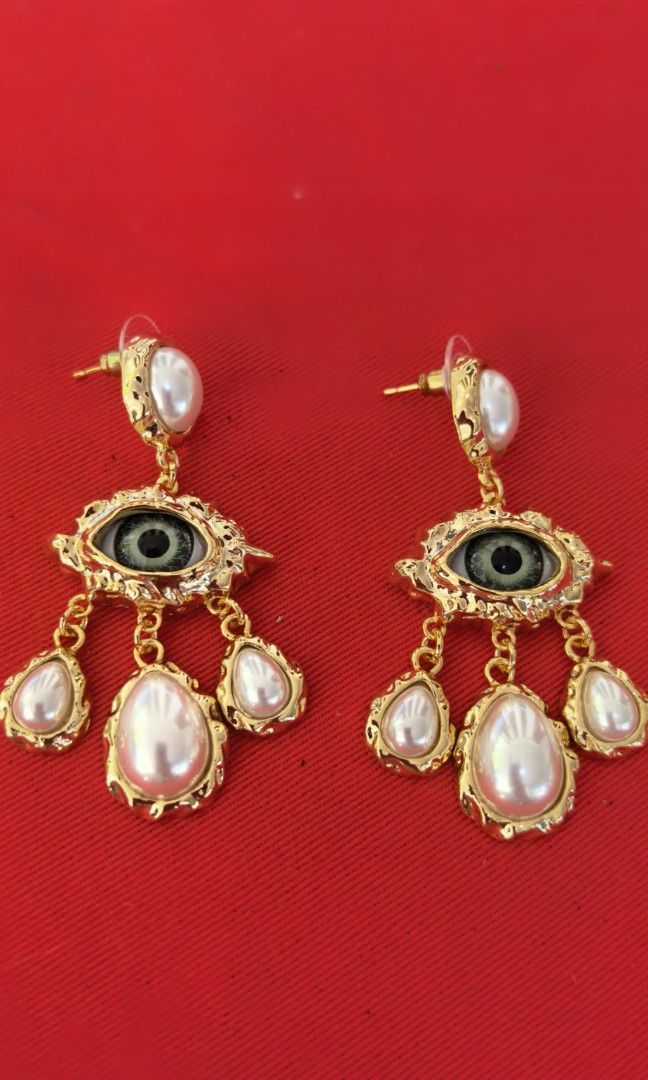 Like new Joan Rivers eyes earings (Category: Earrings) located in Tuguegarao City. Submitted by zenphoenix-7ad615 (Listing ID 1466032339, Image 2). Description: Add 80.sf PRETTY IN actual.