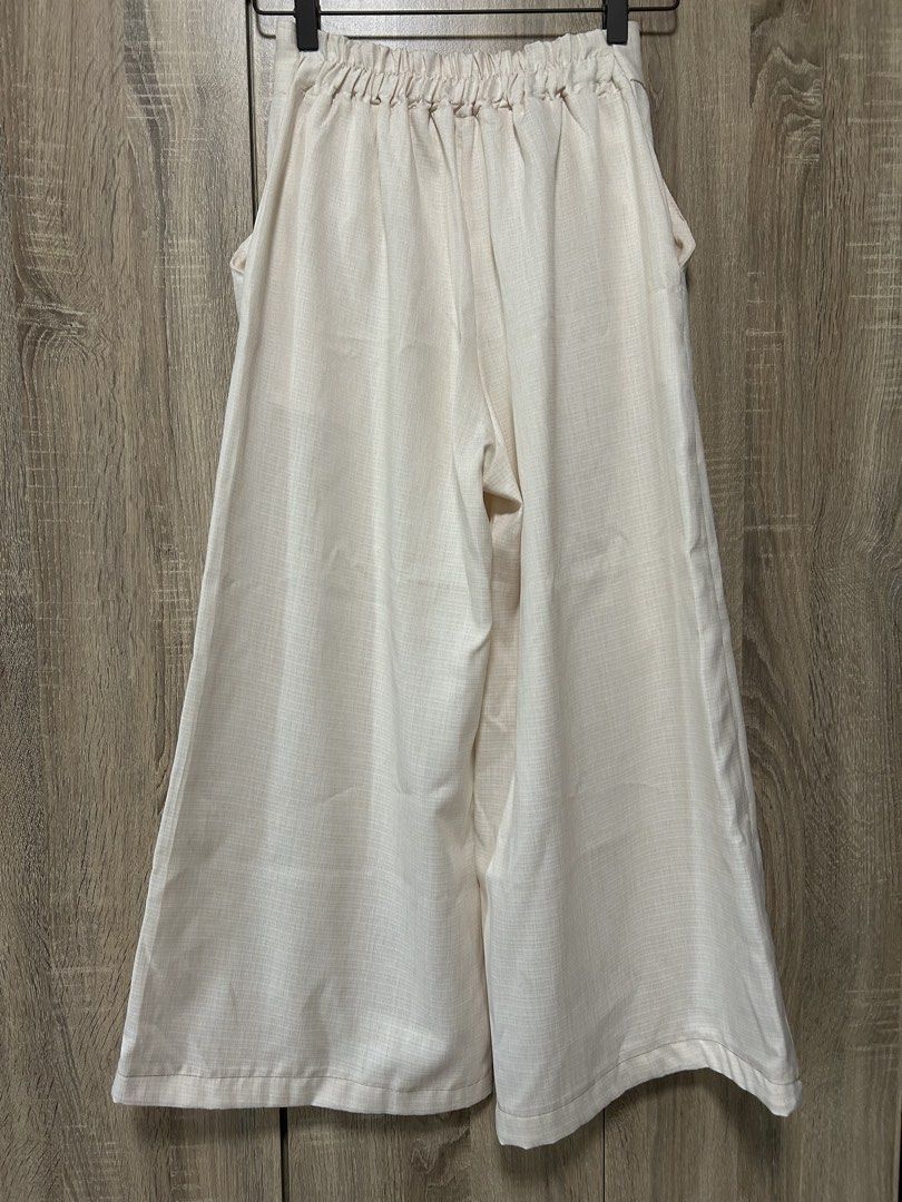 Linen-Style Wide-Leg Pants (Category: Other Bottoms) located in Bulacan. Submitted by relove.re (Listing ID 1465960519, Image 2). Description: Size: XS to S (petite) Condition: Pre-loved / Good condition Color: Off-white / Cream Style: High-waist, wide-leg / culotte style Details: Button closure • Side pockets • Relaxed fit.