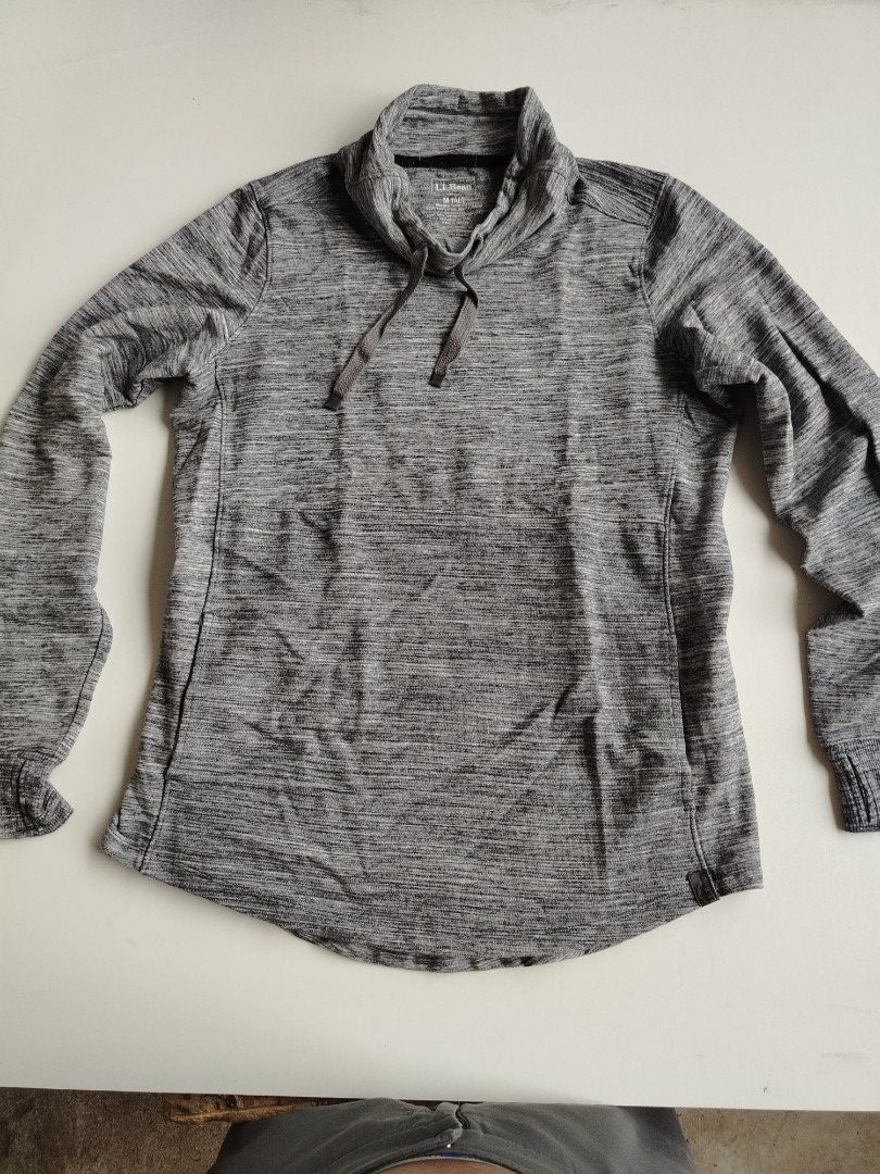 l.l.bean Soft Knit Pullover jacket (Category: Coats, Jackets and Outerwear) located in Manila. Submitted by rockandrolly (Listing ID 1465378532, Image 1). Description: ✅ Brand: L.L.Bean — trusted quality ✅ Color: Heather gray — easy to dress up or down ✅ Size: Medium Tall — chest 24" / length 29" — perfect for taller builds ✅ Fabric: Cotton blend with spandex — soft, stretchy, cozy ✅ Details: ✔️ Mock neck with adjustable drawstrings ✔️ Curved hem