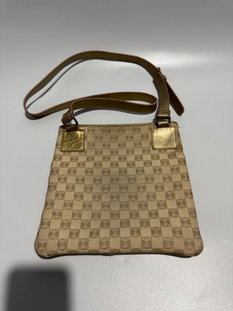Loewe Anagram Sling (Category: Luxury Bags & Wallets) located in Las Pinas. Submitted by coluxxexprelovedstreet1828 (Listing ID 1466137720, Image 2). Description: Authentic Loewe Anagram Sling Rank AB Rubber lining cracking on sling Minimal signs of use Guaranteed authentic Negotiable Detailed pics available upon request No to meet up Courier j&t, LBC (by schedule) Lalamove/grab around metromanila SF shoulder by buyer Last photo for price referen