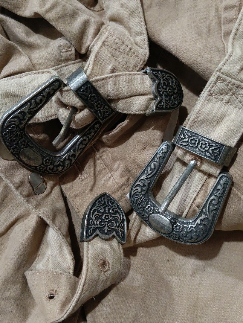 Loewe trouser (Category: Luxury Apparel) located in Ajuy. Submitted by aljohndalumpines88 (Listing ID 1466001665, Image 2). Description: no issue.