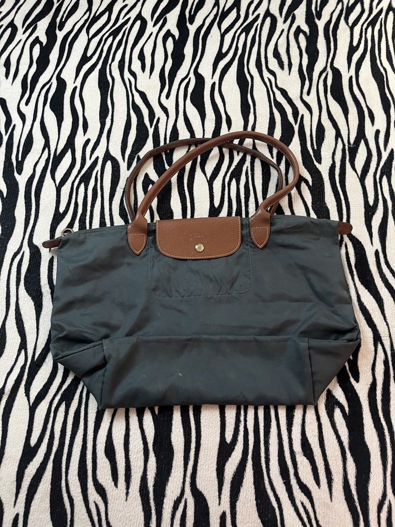 Longchamp nylon bag (Category: Shoulder Bags) located in Manila. Submitted by royaldripmanila (Listing ID 1465978164, Image 1). Description: Sign of usage W18 L11.