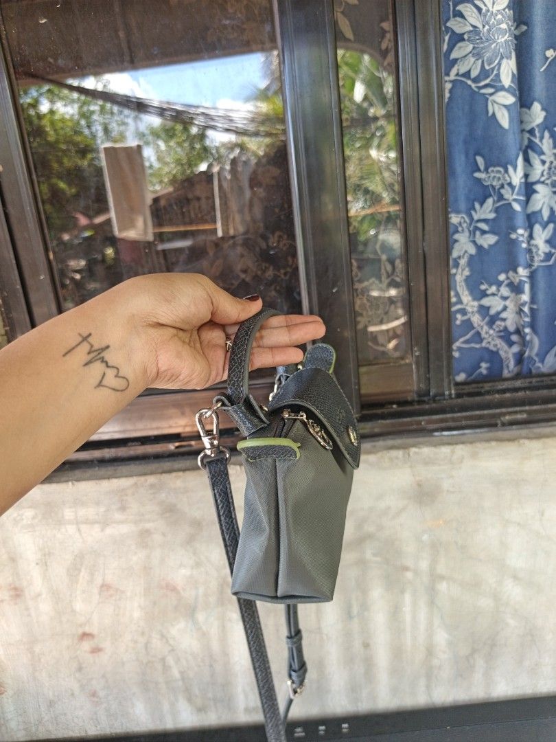 Longchamp small sling bag (Category: Cross-body Bags) located in Quezon, Isabela. Submitted by ukay-ukaybylyn (Listing ID 1466153186, Image 3). Description: excellent condition💯 no rubs no issue small size only isang phone lang ang kasya.