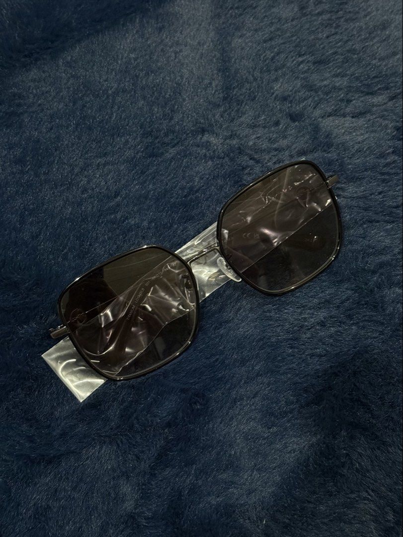 Longchamp Titanium Sunglasses (Category: Sunglasses & Eyewear) located in Manila. Submitted by snowflakesi (Listing ID 1465969469, Image 1). Description: - Frame Material: Lightweight titanium with slim metal frames - Shape: Modern oversized square design - Lenses: Dark tinted for ultimate sun protection Helping my ninang sell authentic sunglasses. ☀️ .