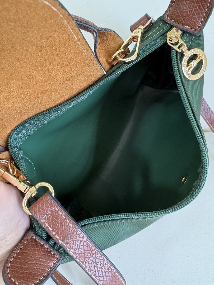 Longchampppp sling (Category: Luxury Bags & Wallets) located in Los Banos. Submitted by ditasbautista2329 (Listing ID 1465954605, Image 3). Description: Longchampppp sling Nylon material Good as new Actual pictures posted What you see is what you get.