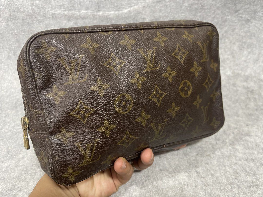 louis vuitton (Category: Clutches) located in Calamba. Submitted by thriftingoverload (Listing ID 1466073713, Image 1). Description: plus shipping fee.