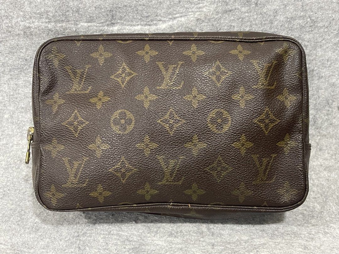 louis vuitton (Category: Clutches) located in Calamba. Submitted by thriftingoverload (Listing ID 1466073713, Image 2). Description: plus shipping fee.