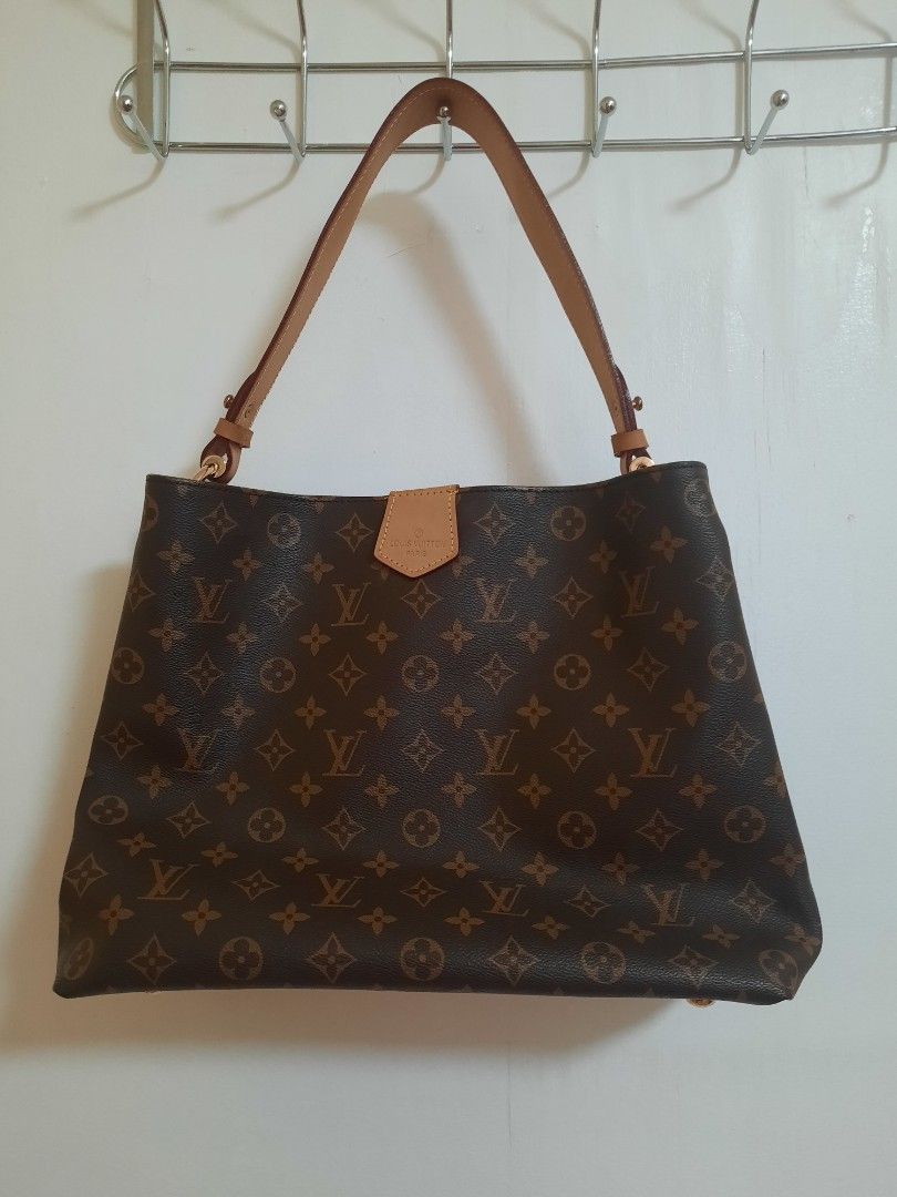 Louis Vuitton Graceful PM Monogram (Category: Luxury Bags & Wallets) located in Quezon City. Submitted by dannikkishoppe2 (Listing ID 1466003216, Image 2). Description: Louis Vuitton Graceful PM Monogram ‼️₱2000‼️ • Classic Monogram canvas with natural cowhide leather handle • Gold-tone hardware throughout • Includes hanging luggage tag charm Please manage your expectations as there might be minimal flaws. Color may vary due to lighting, it may a
