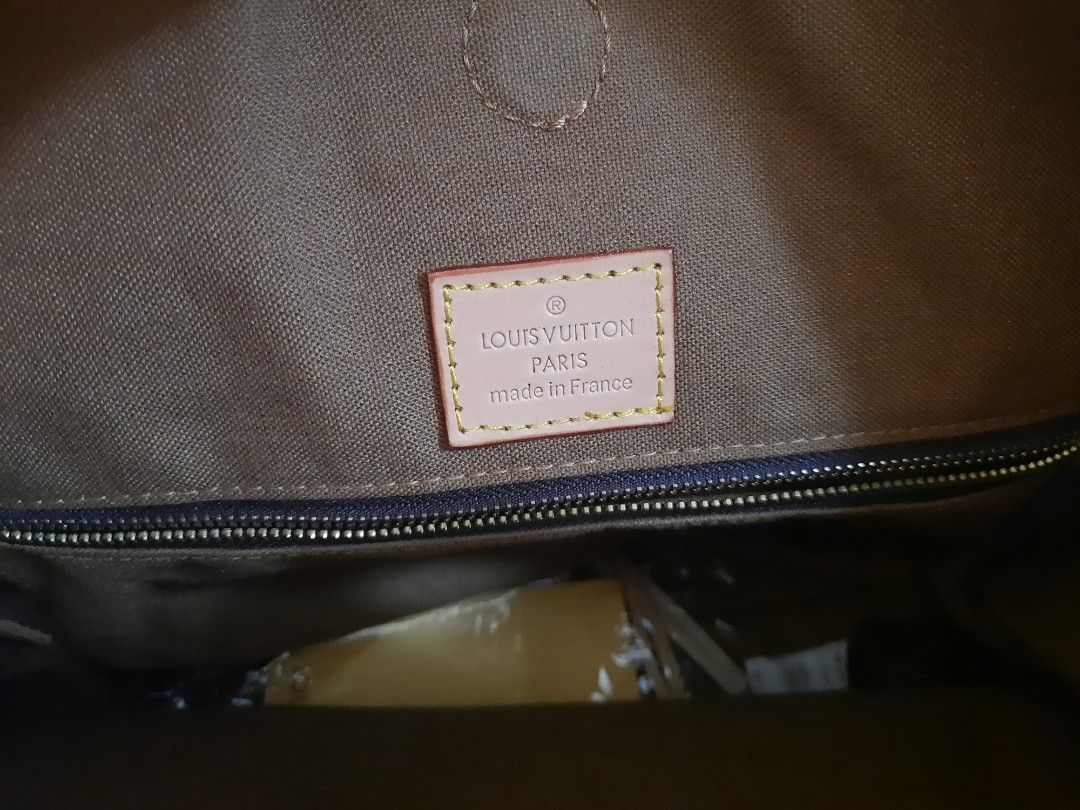 Louis Vuitton Graceful PM Monogram (Category: Luxury Bags & Wallets) located in Quezon City. Submitted by dannikkishoppe2 (Listing ID 1466003216, Image 3). Description: Louis Vuitton Graceful PM Monogram ‼️₱2000‼️ • Classic Monogram canvas with natural cowhide leather handle • Gold-tone hardware throughout • Includes hanging luggage tag charm Please manage your expectations as there might be minimal flaws. Color may vary due to lighting, it may a