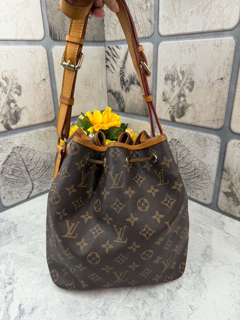 Louis Vuitton Petit Noé (Category: Luxury Bags & Wallets) located in Angono. Submitted by kkuroset (Listing ID 1465992854, Image 3). Description: vintage from japan no code.