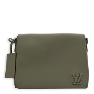 (Category: ) located in . Submitted by carousellluxury (Listing ID 1466047481, Image 1). Description: .