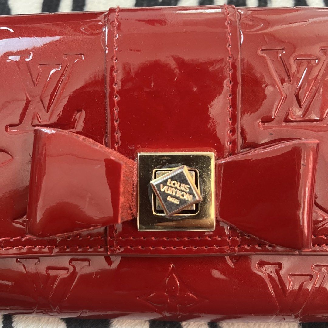 Louis vuitton wallet (Category: Luxury Bags & Wallets) located in Manila. Submitted by royaldripmanila (Listing ID 1465977372, Image 2). Description: Sign of usage Issue W7.5 L4.5.