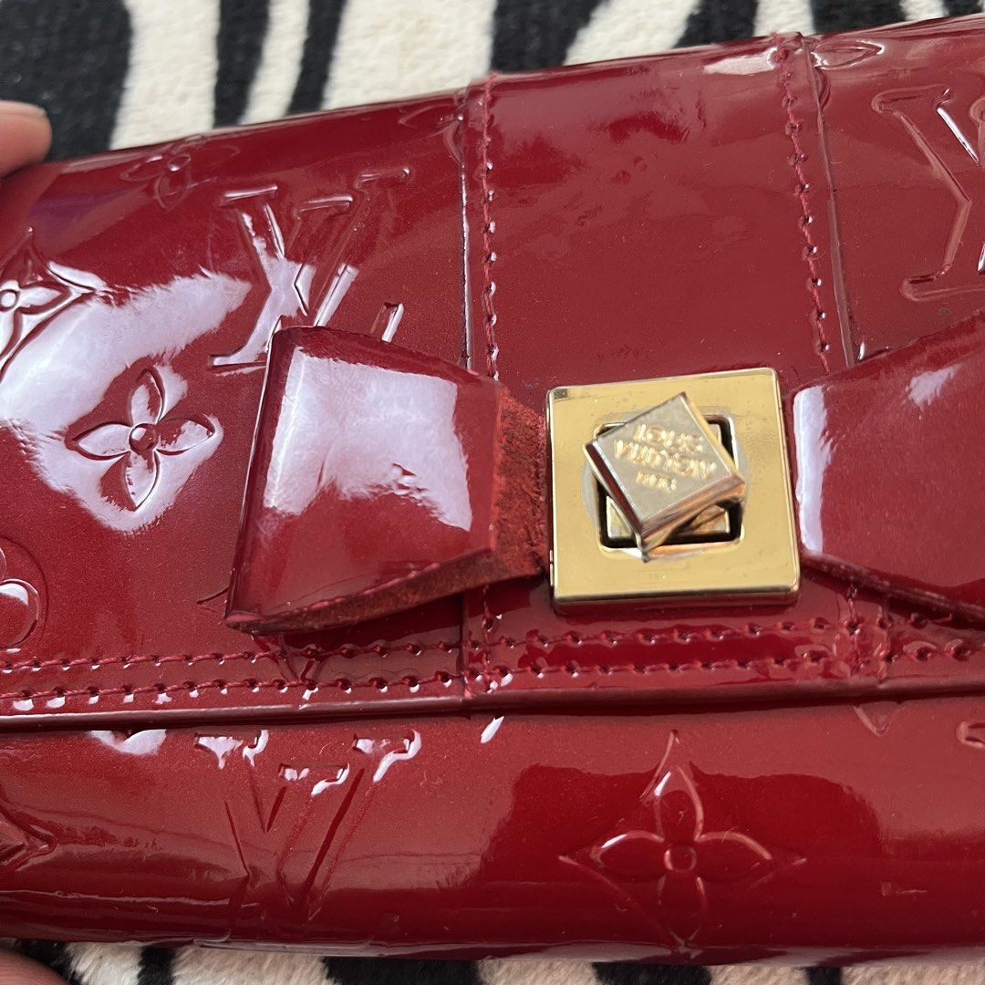 Louis vuitton wallet (Category: Luxury Bags & Wallets) located in Manila. Submitted by royaldripmanila (Listing ID 1465977372, Image 3). Description: Sign of usage Issue W7.5 L4.5.