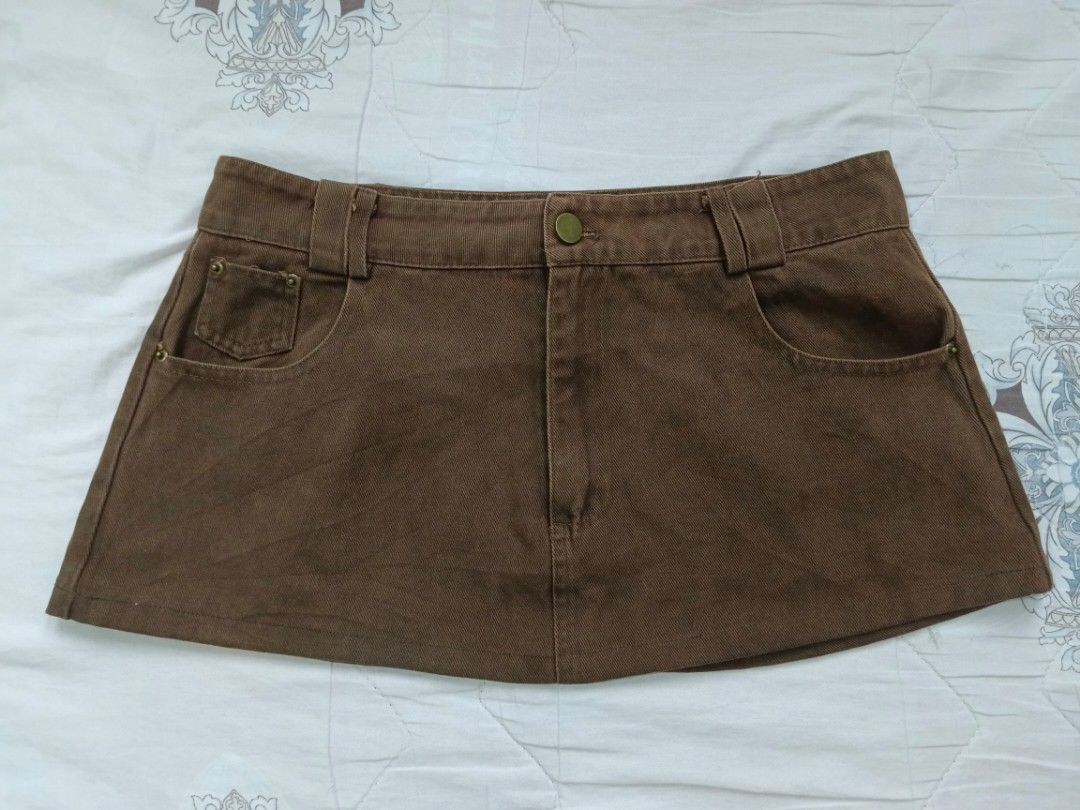 Lowrise Brown Denim Mini Skirt (Category: Skirts) located in San Juan City. Submitted by chanellycloe (Listing ID 1466049244, Image 1). Description: Brand: N/A Color: Brown Style: Mini Skirt Price: 150 📏Measurements: - Width: 30" - Length: 10" Mode of Payment: 💙GCash Mode of Delivery: 🧡Lalamove.
