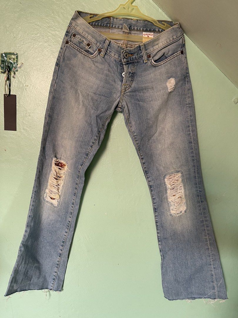 Lucky Brand Dungarees (Category: Jeans) located in Baybay. Submitted by shikita27906 (Listing ID 1466028239, Image 1). Description: - Brand: Lucky Brand Dungarees - Size: 2 (26) - Wash: Light wash denim - Origin: Made in USA - Closure: Button fly - Details: Distressed knees with patch underlay, raw frayed hemline, classic clover back pocket stitch, and brown leather logo patch.
