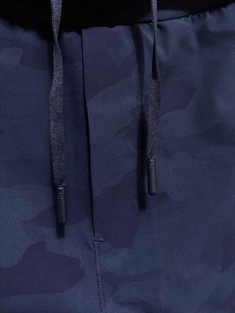 Lululemon (Category: Joggers) located in Iloilo. Submitted by prelovedfindsilo (Listing ID 1466063720, Image 3). Description: Lululemon On The Fly Pant 7/8 H3DC 365 Heritage Camo Deep Coal (MENS) AUTHENTIC ✅ Size Large -Waistline 31-35 -Length 39.5 Excellent condition No discoloration Need wash Issue cut main tag Location iloilo city📍.