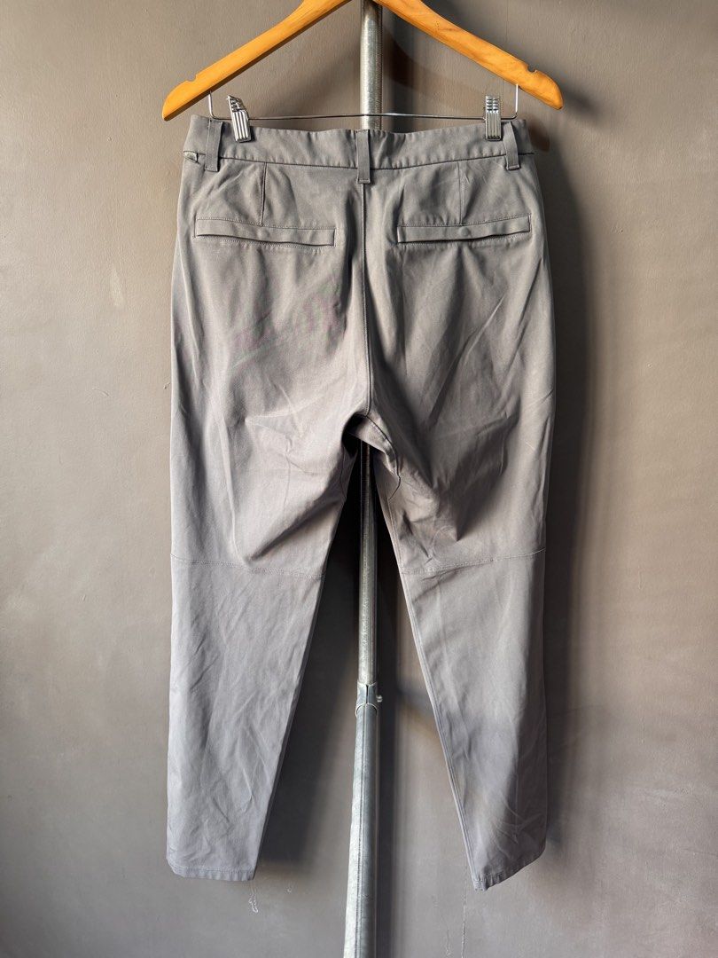 Lululemon - ABC trouser pants (Category: Activewear) located in Cabuyao City. Submitted by _streetflavor (Listing ID 1465992511, Image 3). Description: Lululemon - ABC trouser pants Excellent Size: 30 on tag fits 31 Length: 38 Leg open: 6 -1,680 pesos Dm.