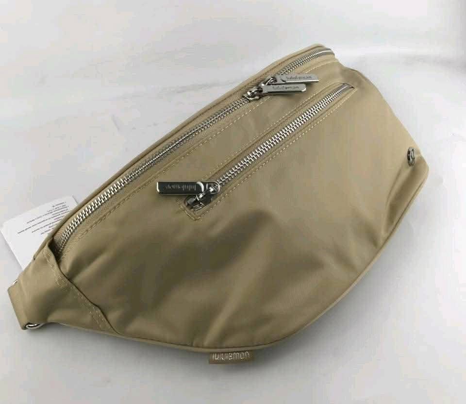 Lululemon City Adventurer (Category: Cross-body Bags) located in Binan City. Submitted by pinkykeenshop (Listing ID 1466124142, Image 2). Description: .