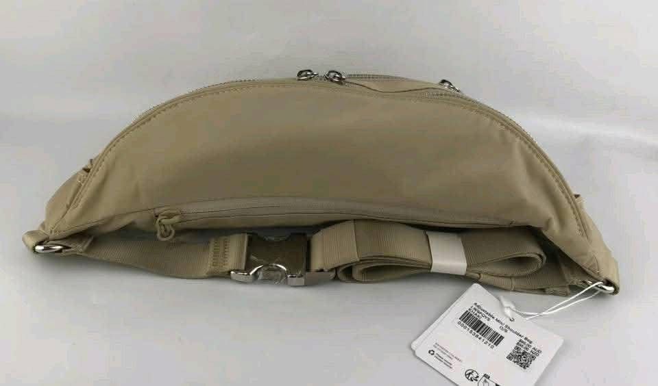 Lululemon City Adventurer (Category: Cross-body Bags) located in Binan City. Submitted by pinkykeenshop (Listing ID 1466124142, Image 3). Description: .