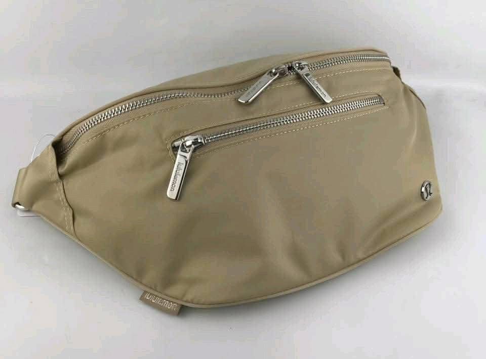 Lululemon City Adventurer (Category: Cross-body Bags) located in Binan City. Submitted by pinkykeenshop (Listing ID 1466124142, Image 1). Description: .