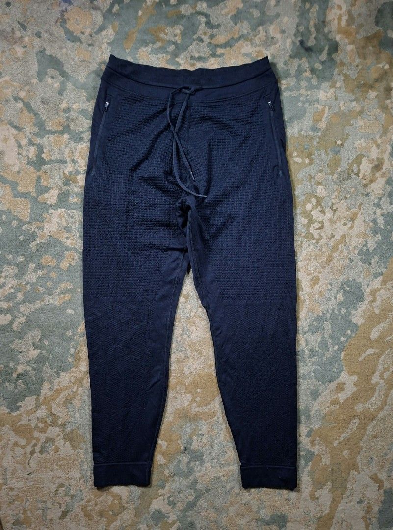 Lululemon engineered warmth jogger (Category: Joggers) located in Tagaytay City. Submitted by joselito_acosta (Listing ID 1466135586, Image 2). Description: Lululemon engineered warmth jogger Super comfy fabrics In excellent condition No issues 9/10 color rate Large on tag Waistline: 32"-36" Length: 40.5" Leg opening: 5.5" Authentic ✅ ✅ ✅ 399+shipping fee only Location: tagaytay Dm to purchase 📩 📩 📩.