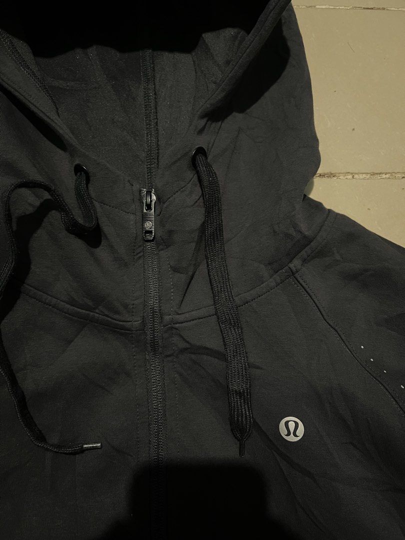 LULULEMON HOODIE (Category: Others Tops) located in Valencia. Submitted by hunterxthrifter (Listing ID 1466135204, Image 2). Description: GOOD ASNEW NO ISSUE SIZE XL W-23 L-25.
