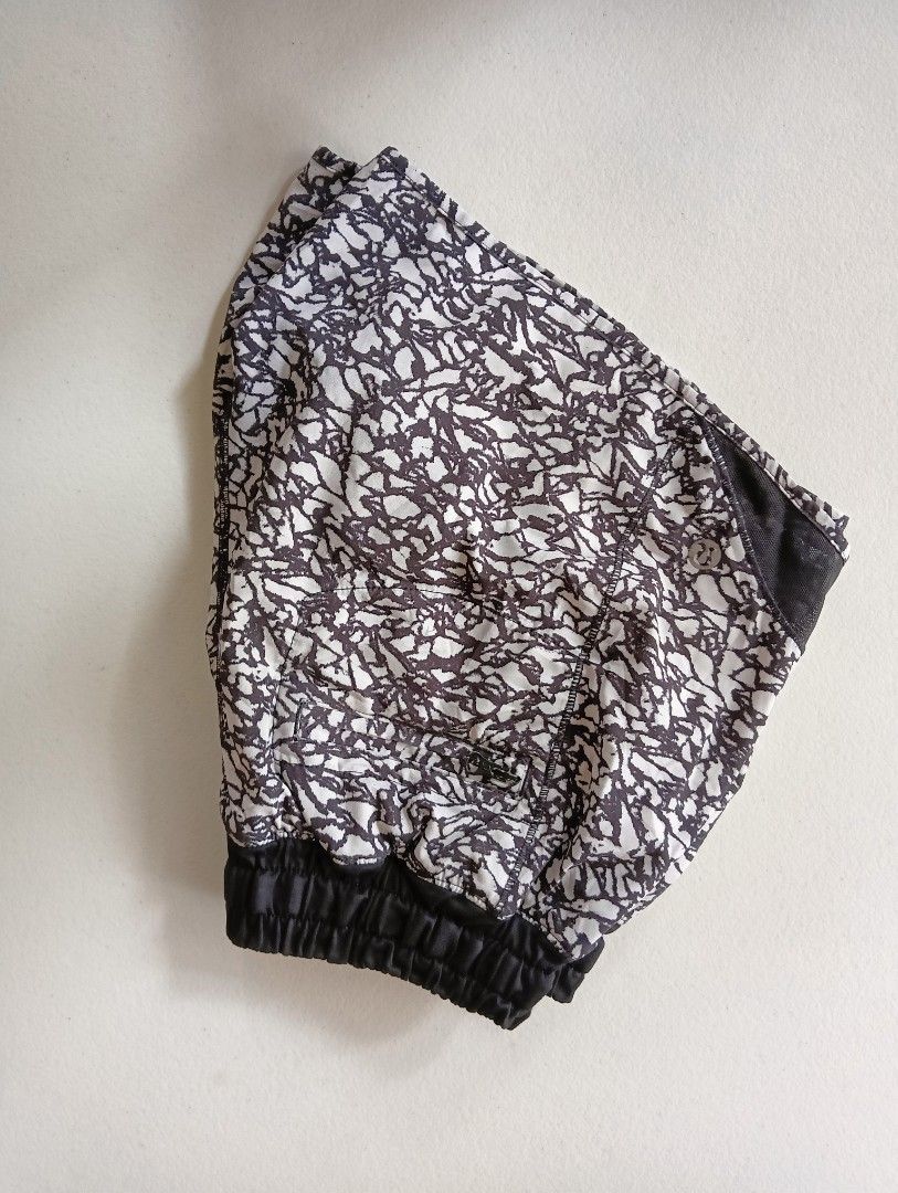 Lululemon Short (Category: Activewear) located in Rizal. Submitted by timeless_shop (Listing ID 1466008222, Image 1). Description: ORIGINAL Lululemon Hotty Hot Short 📏 SIZE: Dot 4 Fits: XS to Small - 25- 28 Waistline Width 12 inches flat laid 👚 DETAILS: 📍 Brand: Lululemon - 100% Original 🧵 TELA: Swift Ultra Woven - Lightweight, Water Repellent, Stretchy, Presko & Breathable ✂️ Design: Elastic Waist with Drawcord, Zipper Pocket, Inner Liner wi
