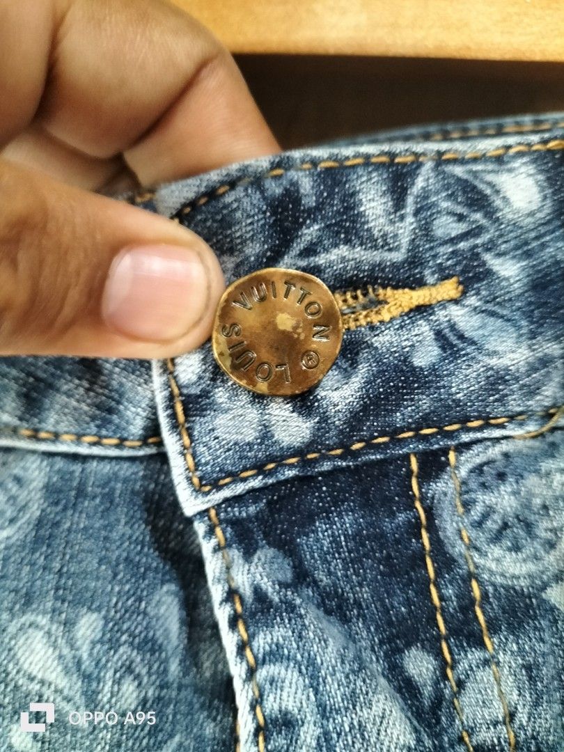 LV (Category: Shorts) located in Baler. Submitted by jaydeebaltazar (Listing ID 1466018723, Image 3). Description: LV unisex good excellent no issue above the knee size: 30.