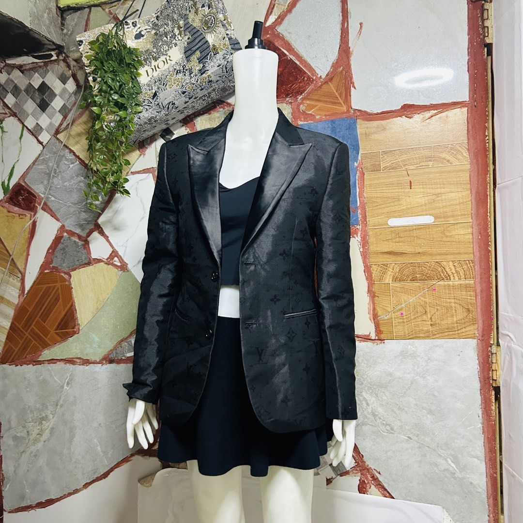LV blazer (Category: Luxury Apparel) located in Baguio. Submitted by kckc_luxury (Listing ID 1466086086, Image 2). Description: 🌸 TINY PINK SPOTS ARE LENS DAMAGE, NOT CLOTH STAINS ————————— ❗️KINDLY READ BEFORE MAKING AN OFFER❗️ LISTING DETAILS size:M width x length (inches):20x27 condition: EXCELLENT --- MOP: Gcash / BPI MOD: J&T / JRS LOCATION: Baguio City --- NOTE: • Manage your expectations • Photos did not go under any edit but colors may v