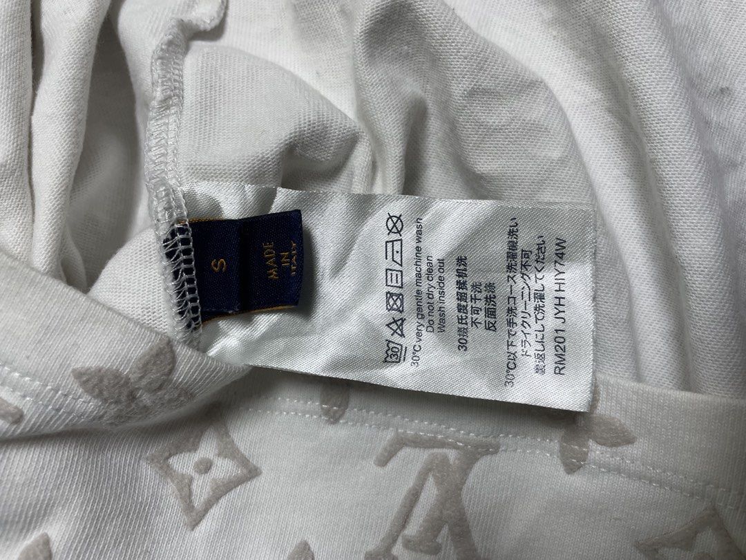 Lv Monogram (Category: Luxury Apparel) located in Naga. Submitted by black-market00 (Listing ID 1466125391, Image 3). Description: Width 20 Lenght 27 Issue last pic .