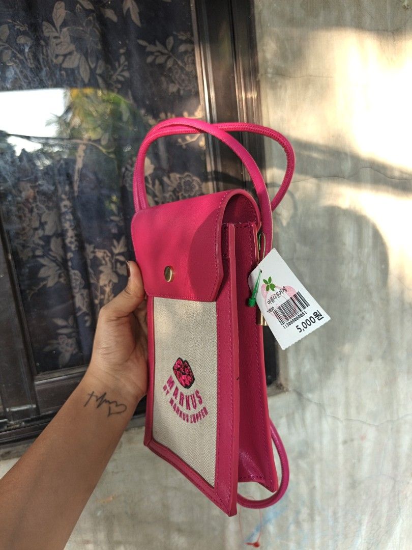 Markus lupfer cp sling (Category: Cross-body Bags) located in Quezon, Isabela. Submitted by ukay-ukaybylyn (Listing ID 1466152894, Image 2). Description: excellent condition💯 super kapal at tibay neto adjustable strap din isang phone lang kasya dito.