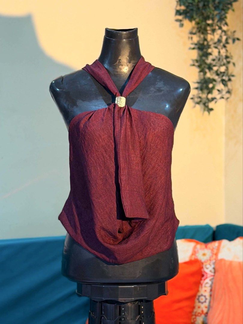Maroon Self Tie Halter Top (Category: Sleeveless) located in San Pablo. Submitted by akari_kin (Listing ID 1466153905, Image 2). Description: .