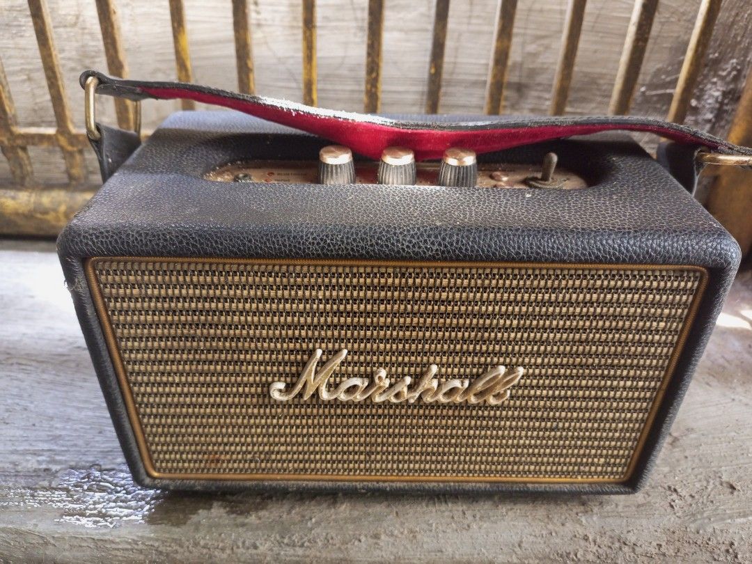 Marshall kilburn 1 "No Power" (Category: Soundbars, Speakers & Amplifiers) located in Navotas City. Submitted by roscoe1125 (Listing ID 1465999055, Image 2). Description: "Buy at Your Own Risk" Marshall Kilburn 1 (No Power) kahit naka plug walang power. almost 3yr old kona sya gamit. last time na ginaganmit ko sya bglang naealan ng power. since then ayun lng naging issue.. after nun nankadisplay nlng sya sa room 4k slight nego malabon city - Navo