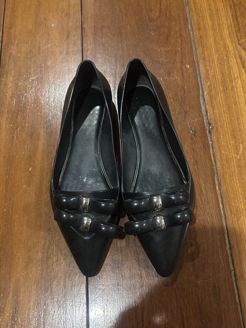 Melissa Black Pointed Ballet Flats (Category: Flats & Sandals) located in Cebu City. Submitted by shopmikascloset (Listing ID 1466053917, Image 1). Description: Melissa Black Pointed Flats Lightly used.