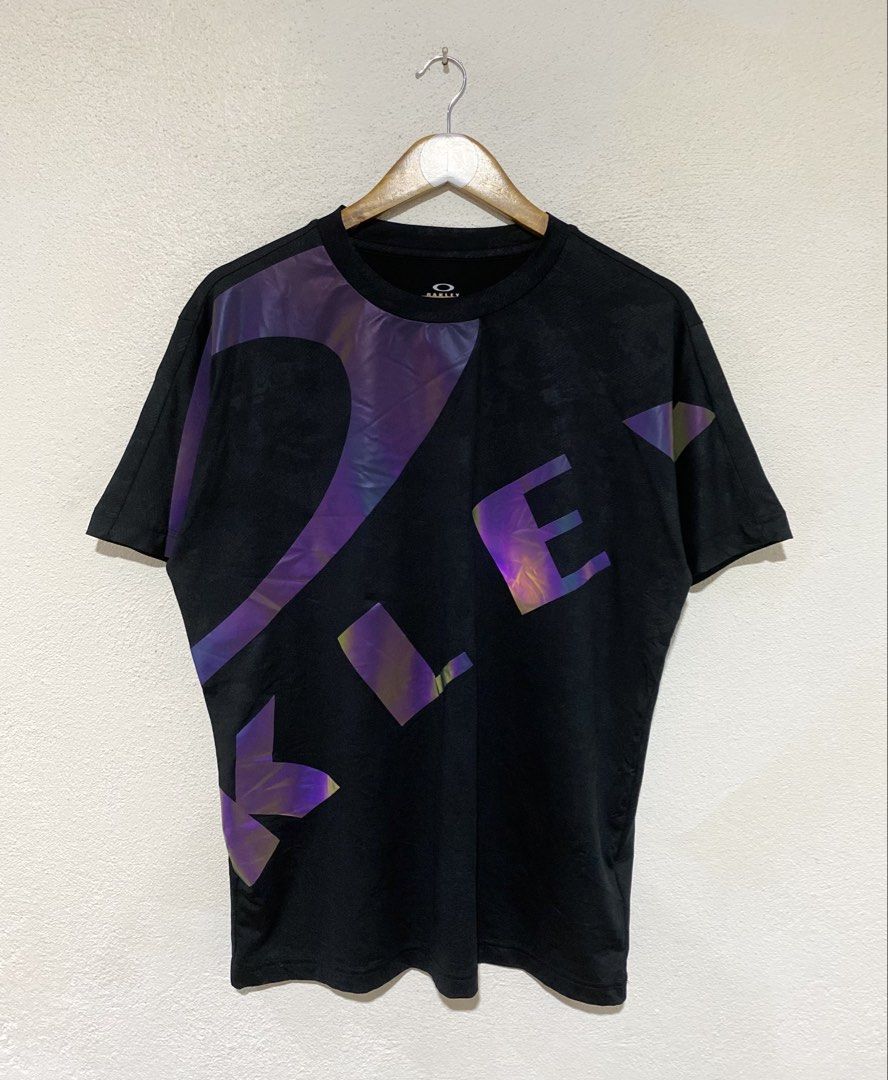 Men’s Oakley Enhance Qdevo Bold Shirt (Category: Tshirts & Polo Shirts ) located in Goa. Submitted by dandd_thrift_goods (Listing ID 1466132635, Image 2). Description: ▪️ SIZE ON TAG: Small (US) ▪️DIMES: Length 28| Width 21.7 ▪️COLOR RATE: 10/10 ▪️CONDITION: 10/10 ▪️ISSUE: ❌ .