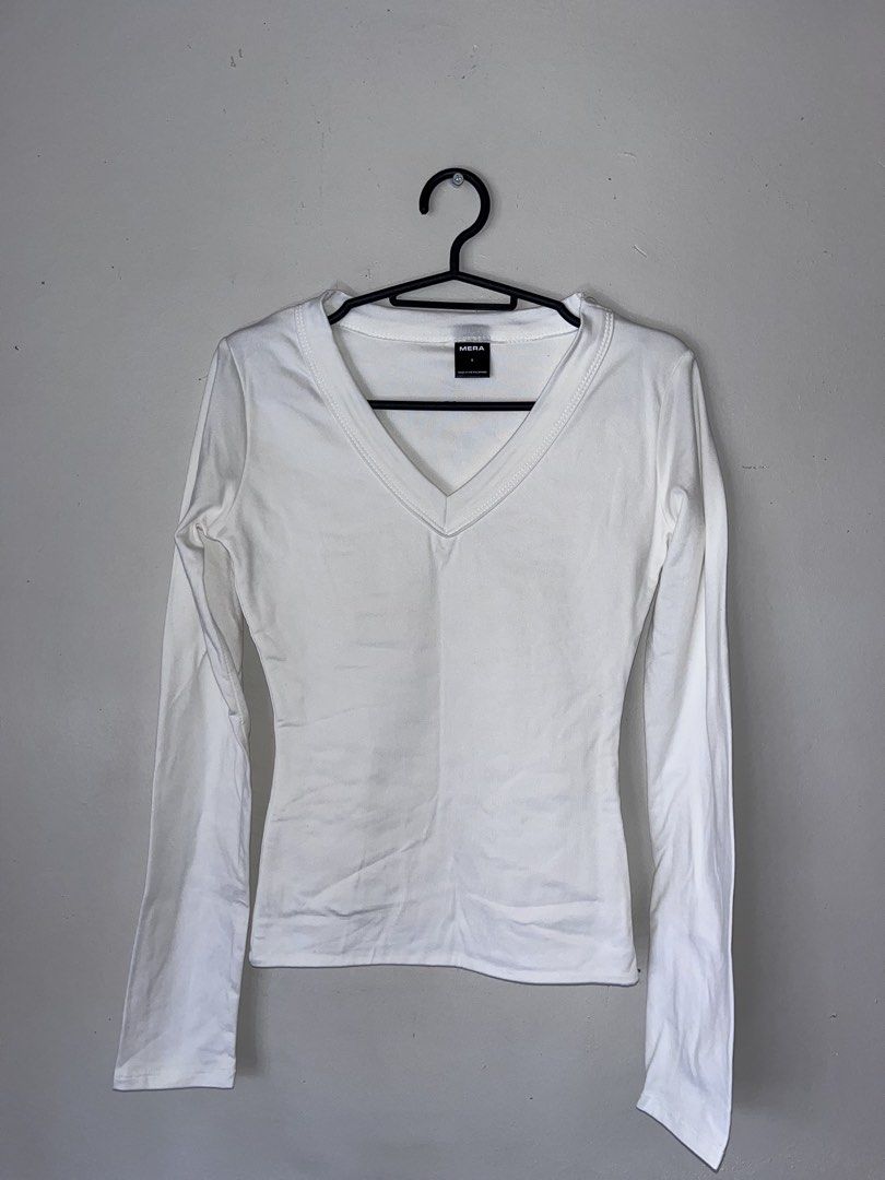 Mera Evalina Top (Category: Longsleeves) located in Manila. Submitted by serra_shop (Listing ID 1466114024, Image 3). Description: Mera Evalina Top Used once Body hugging Size: Small Location: Pampanga Courier: J&T.