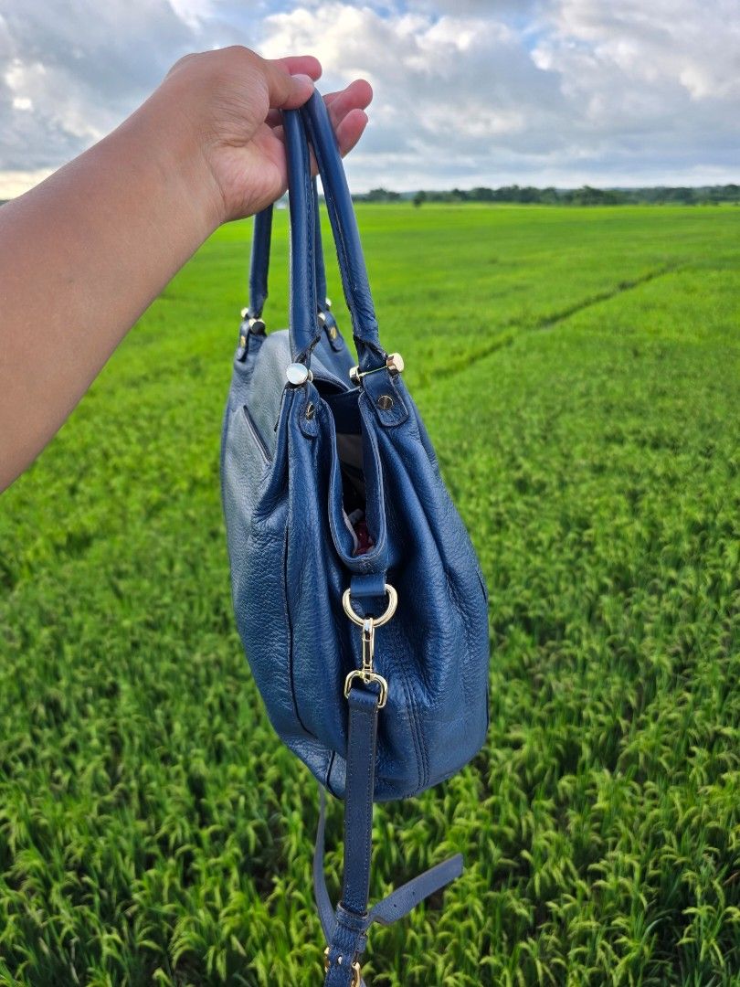 Michael Kors 2 way (Category: Luxury Bags & Wallets) located in Baguio. Submitted by legitbuyerpoako (Listing ID 1465958549, Image 2). Description: gandara sya nothing to explain.