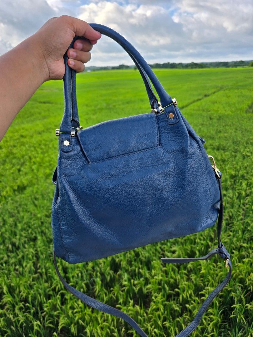 Michael Kors 2 way (Category: Luxury Bags & Wallets) located in Baguio. Submitted by legitbuyerpoako (Listing ID 1465958549, Image 3). Description: gandara sya nothing to explain.