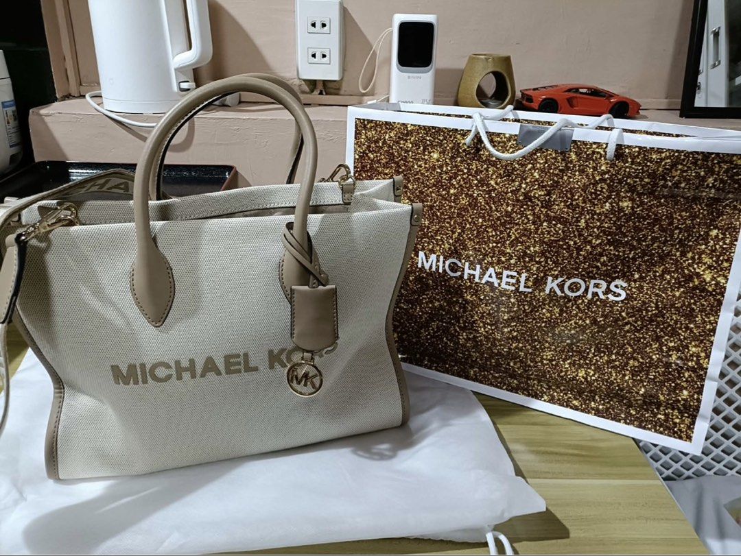 Michael Kors Canvas Tote Bag Beige with Logo Strap (Category: Tote Bags) located in Caloocan City. Submitted by raine17 (Listing ID 1465960086, Image 1). Description: Made in Japan w/ Receipt Brandnew (still negotiable) Authentic Michael Kors Canvas Tote Bag in classic beige Meetp up CAMANAVA areas DM ka lang if interested ka. Salamat.