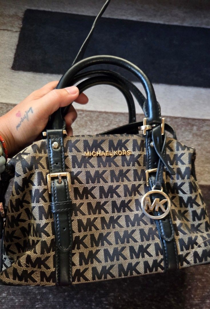 Michael Kors Ginger monogram Bag (Category: Cross-body Bags) located in Pagudpud. Submitted by jmpascual044757 (Listing ID 1466080516, Image 2). Description: 100% guaranteed original!! still in great condition has flaws but not exagerated and abused signs of usage flaws: some faded gold hardware scuffs on the bottom edges (light rubbings) some canvass embroidery have scratches minimal all leather handle and strap aswell as rubber linings are inta