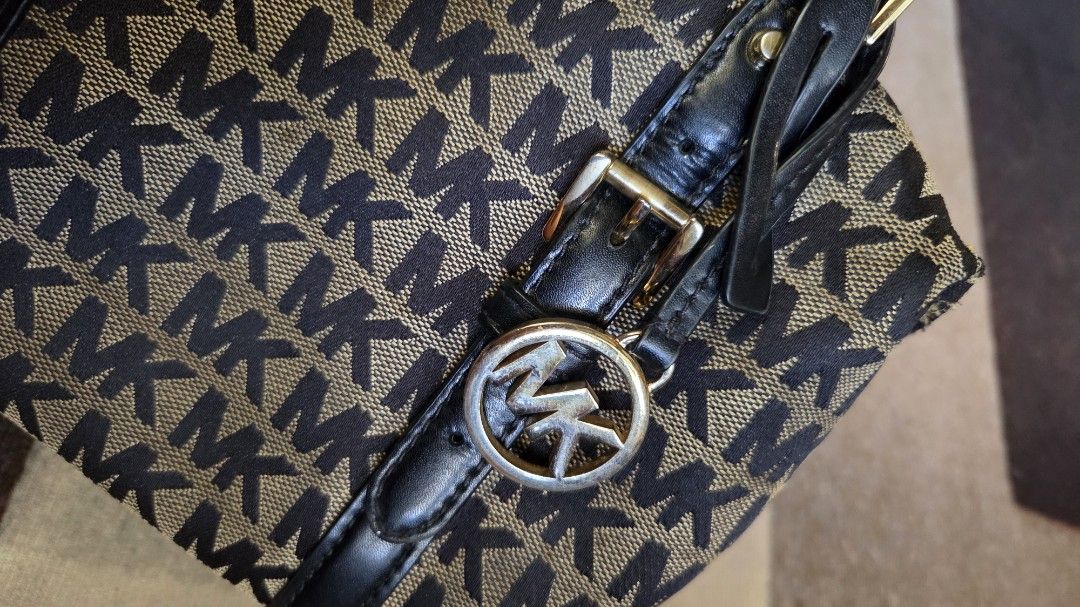 Michael Kors Ginger monogram Bag (Category: Cross-body Bags) located in Pagudpud. Submitted by jmpascual044757 (Listing ID 1466080516, Image 3). Description: 100% guaranteed original!! still in great condition has flaws but not exagerated and abused signs of usage flaws: some faded gold hardware scuffs on the bottom edges (light rubbings) some canvass embroidery have scratches minimal all leather handle and strap aswell as rubber linings are inta