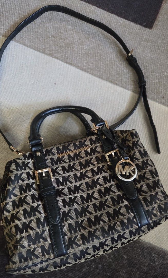 Michael Kors Ginger monogram Bag (Category: Cross-body Bags) located in Pagudpud. Submitted by jmpascual044757 (Listing ID 1466080516, Image 1). Description: 100% guaranteed original!! still in great condition has flaws but not exagerated and abused signs of usage flaws: some faded gold hardware scuffs on the bottom edges (light rubbings) some canvass embroidery have scratches minimal all leather handle and strap aswell as rubber linings are inta