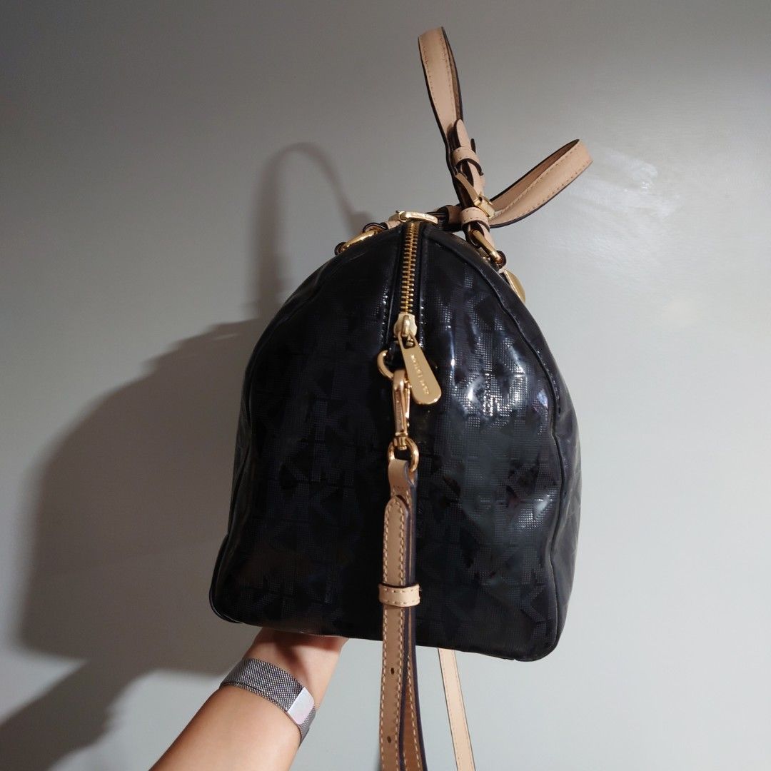 Michael Kors Grayson (Category: Shoulder Bags) located in Baguio. Submitted by bellaluna01 (Listing ID 1466154753, Image 2). Description: .