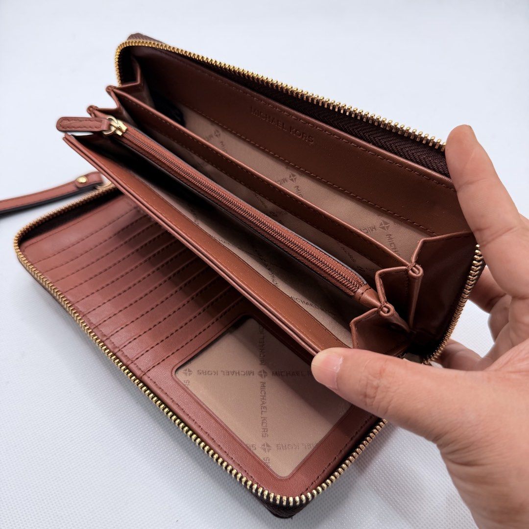 Michael Kors Orig Long Wallet (Category: Wallets & Card holders) located in Quezon City. Submitted by ajandstevenshopscorner (Listing ID 1466155697, Image 2). Description: Flaws nasa lining kinagatan ng mabait Yan lang flaws bago pa po yan..