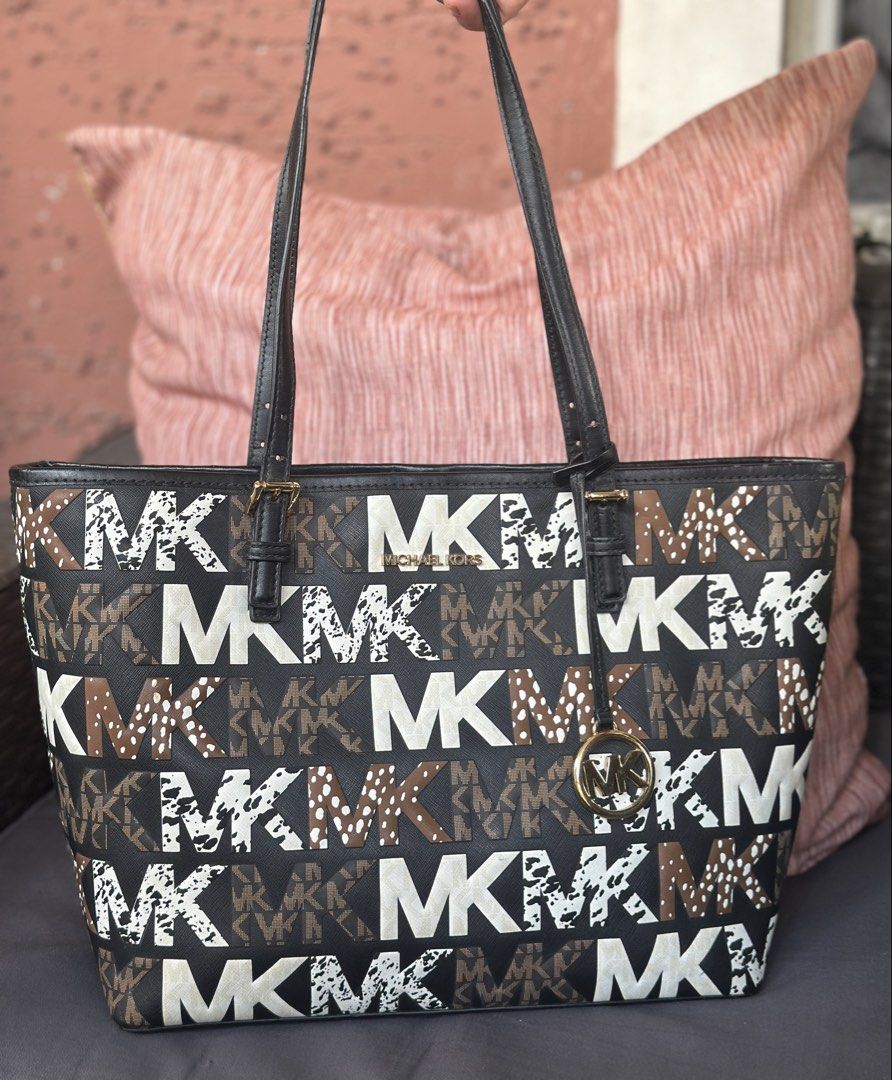 MK Tote Bag (Category: Tote Bags) located in Cavite. Submitted by bellegeneveo8 (Listing ID 1465994538, Image 1). Description: Original MK Tote Bag Check photos for flaws .