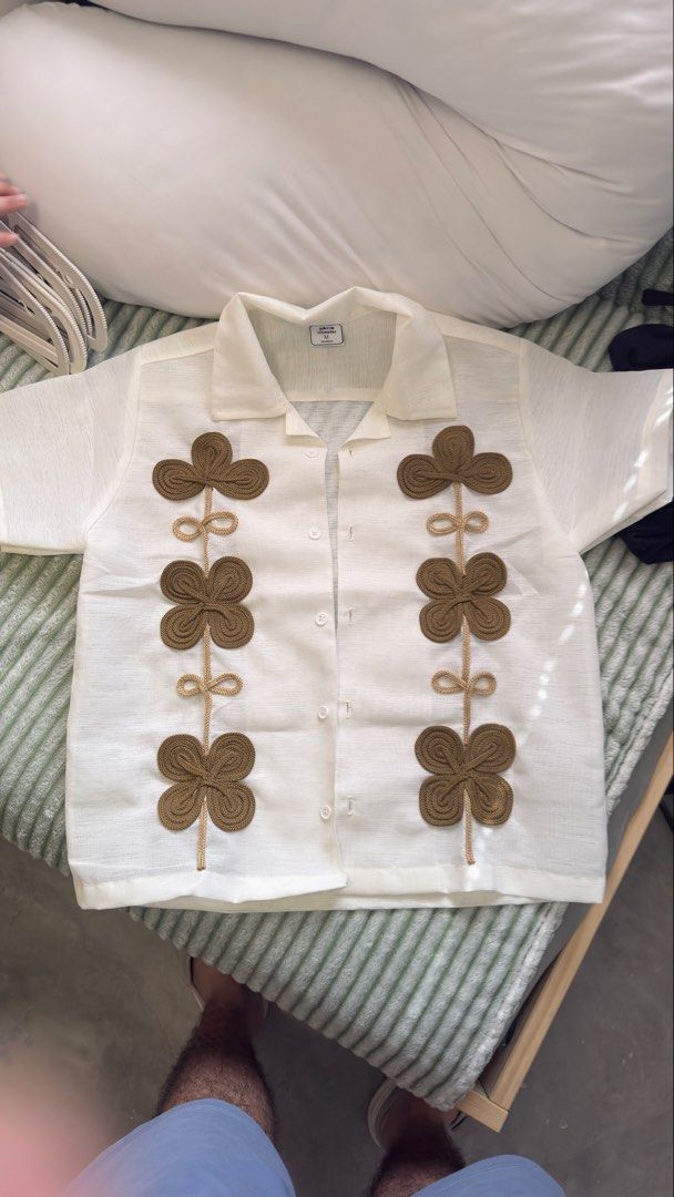 Modern Barong (Category: Tshirts & Polo Shirts ) located in Tarlac. Submitted by bright.jesusangeloyabut (Listing ID 1466011003, Image 2). Description: Brand New. Unused. Original price is 2,500 ftom Gallery Vetements Details: 15in sleeve 19in shoulder 22in width 24in length RFS: Di fit sa akin.