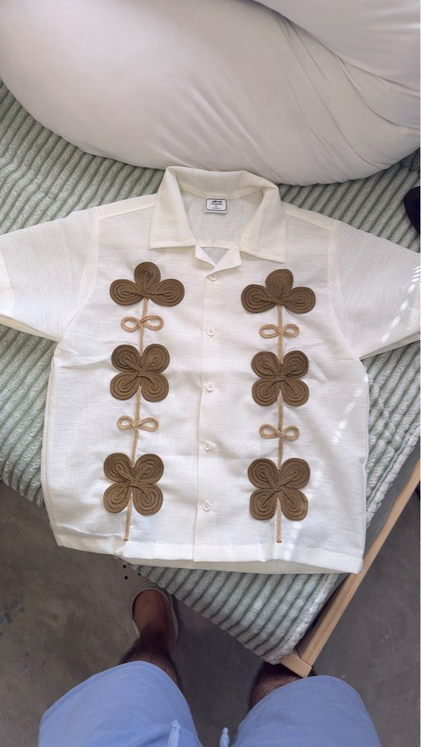 Modern Barong (Category: Tshirts & Polo Shirts ) located in Tarlac. Submitted by bright.jesusangeloyabut (Listing ID 1466011003, Image 1). Description: Brand New. Unused. Original price is 2,500 ftom Gallery Vetements Details: 15in sleeve 19in shoulder 22in width 24in length RFS: Di fit sa akin.