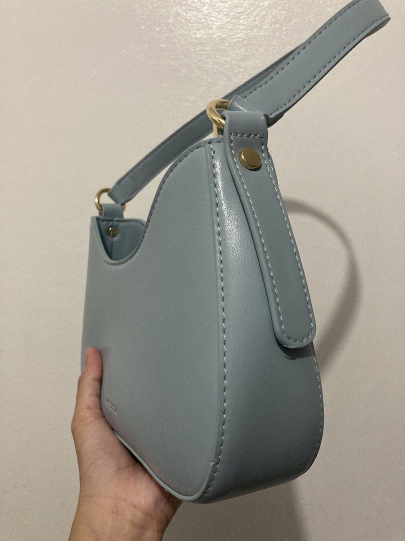 Mossdoom Darby Shoulder Bag (Category: Shoulder Bags) located in Manila. Submitted by ehemcoughnut (Listing ID 1466075266, Image 3). Description: - Blue Mossdoom Women’s Bag - Darby Bag - Comes with original dust bag - Used once during school’s foundation day - RFS: didn’t like the gold hardware (i love silver hardware but i didn’t notice that it wasn’t silver) - MOP: Maya, Landbank, GoTyme.